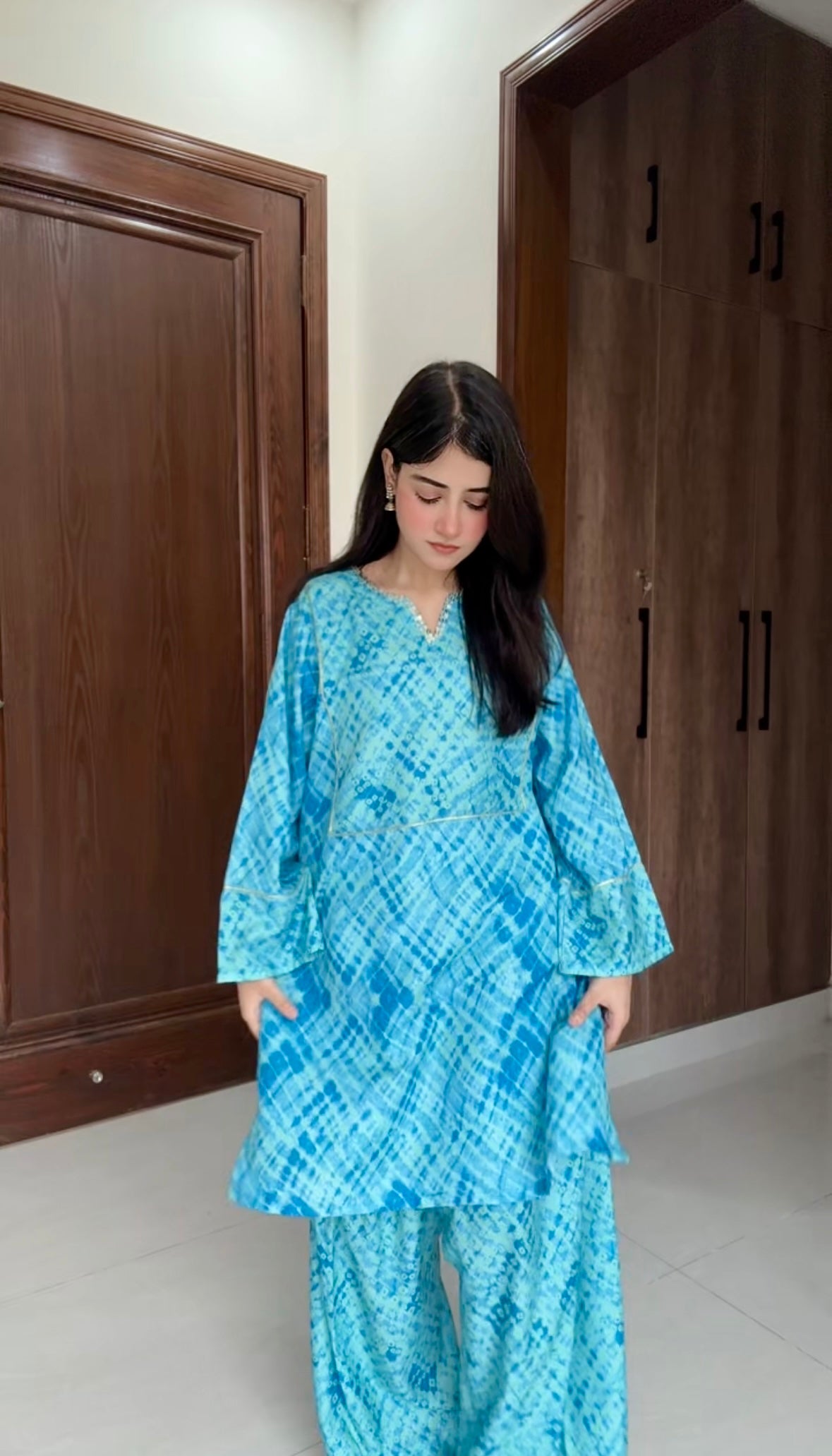 Bandhani tie-dye print detail on teal kurta, cotton blend 2 piece