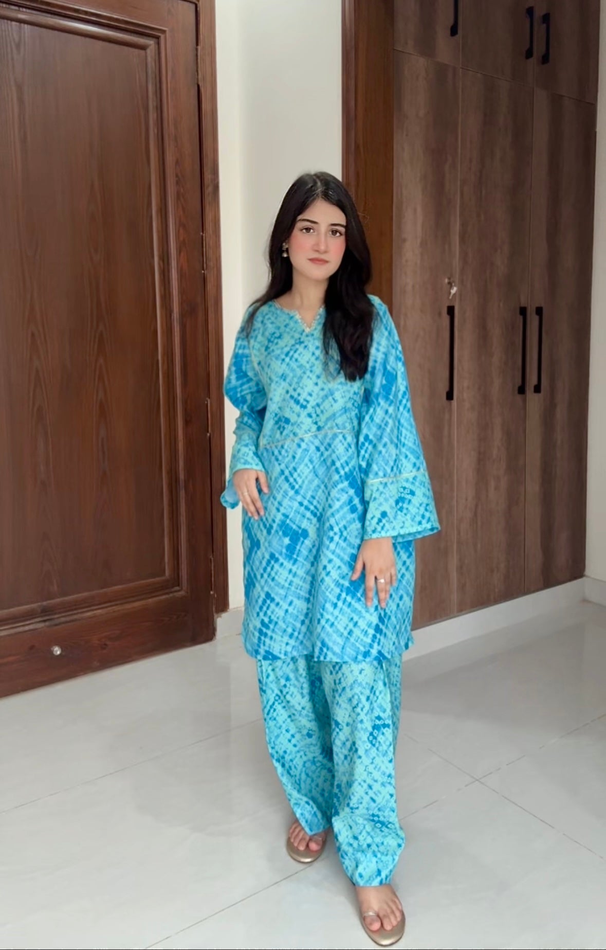 V-neckline detail on teal bandhani kurta set, women's stitched suit